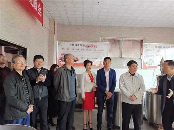 11.12雅大董事長(zhǎng)胡順開(kāi)陪同領(lǐng)導(dǎo)參觀釀酒車(chē)間