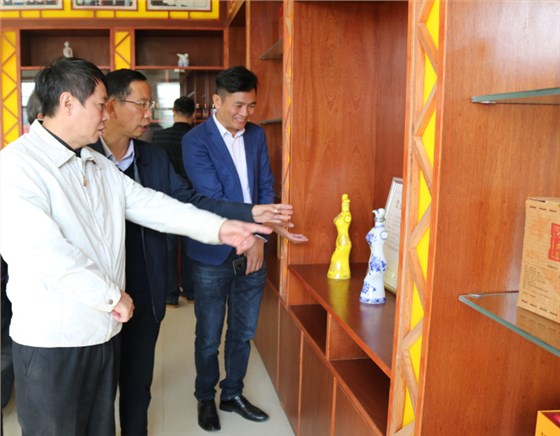 11.12市供銷(xiāo)社黨組書(shū)記、理事會(huì)主任唐甫忠對(duì)雅大獨(dú)特的酒瓶設(shè)計(jì)所吸引