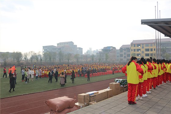 五里堆小學(xué)全體師生在操場(chǎng)集合