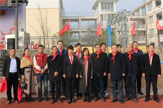 出席本次活動(dòng)的政、企、校代表一行人合影