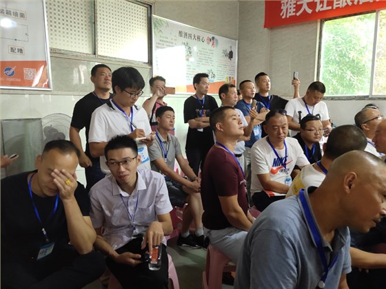 白酒蒸餾課上，學(xué)員們都在認(rèn)真做筆記