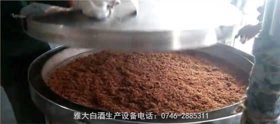 使用雅大白酒設(shè)備蒸酒時上料要點(diǎn)講解