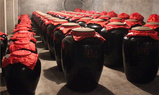 用傳統(tǒng)釀酒設(shè)備老師傅&mdash;&mdash;多存酒