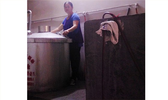 奇女子開(kāi)輛面包車(chē)載著釀酒設(shè)備趕集現(xiàn)蒸現(xiàn)賣(mài)