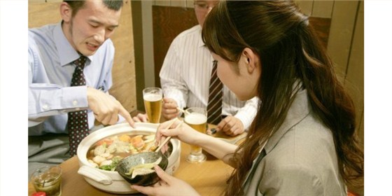 「白酒生產(chǎn)設(shè)備」2018年春節(jié)喝酒如何避免口渴、吃撐！