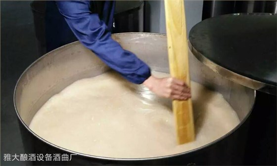 夏季用熟料釀酒設(shè)備做大米酒容易變酸 出酒率低 怎么辦？&mdash;&mdash;適當(dāng)攪拌