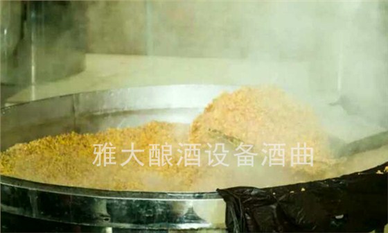 用雅大燒酒設備蒸糧，加燜水應該從甑底加還是上面加？