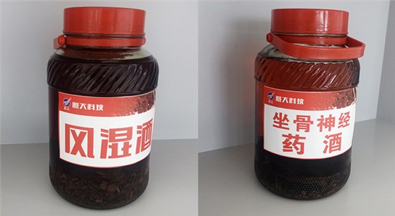 白酒設(shè)備學員做養(yǎng)生保健酒