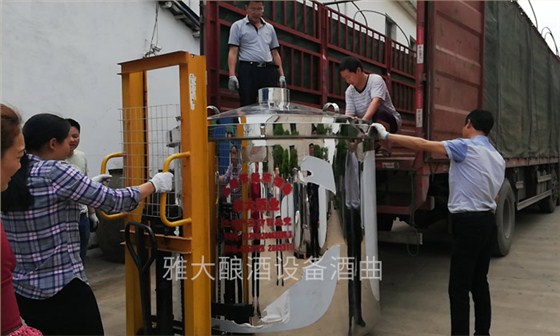 雅大3套大型釀酒設(shè)備專(zhuān)車(chē)配送