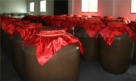 6.24雅大釀酒設(shè)備釀的白酒越老越值錢的秘密-存酒容器