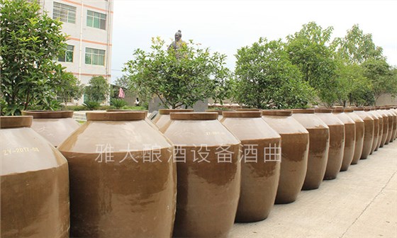 「小型酒廠釀酒設(shè)備」中國(guó)白酒的十萬(wàn)個(gè)為什么，您能回答幾個(gè)？陶缸