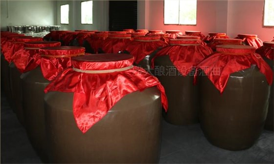 23酒廠釀酒設(shè)備做酒：儲(chǔ)酒