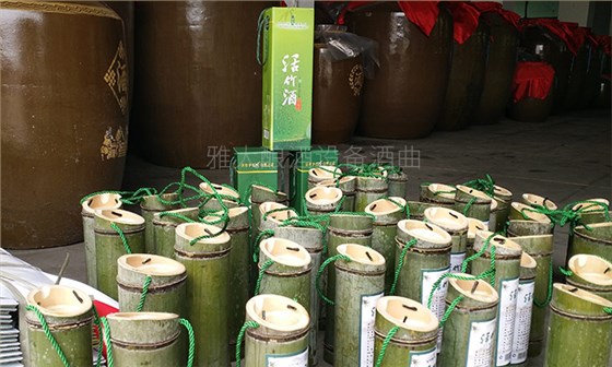 喝過(guò)竹筒酒，可你知道大型釀酒設(shè)備做的酒是怎么裝進(jìn)竹子里的？-05
