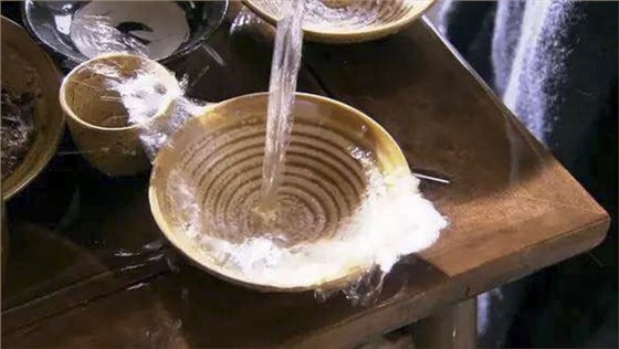 擁有10多套房產(chǎn)的包租婆，為何選擇用糧食釀酒設(shè)備做酒？-02-資深酒鬼告訴你喝酒要講究時(shí)辰，酒喝對(duì)了才養(yǎng)生4