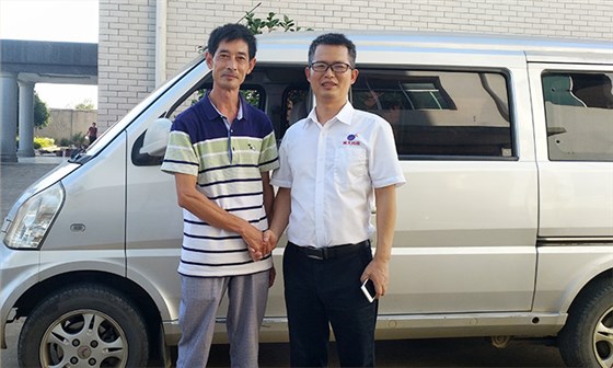 10.21-貴州傳統(tǒng)釀酒師傅張華與雅大技術(shù)服務部蔣老師合影