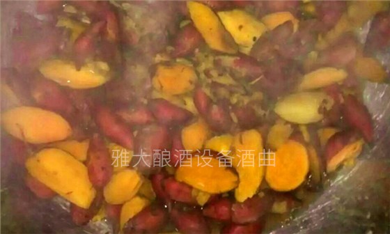 大型釀酒設(shè)備怎樣做出好喝的紅薯酒？紅薯釀酒方法！-03
