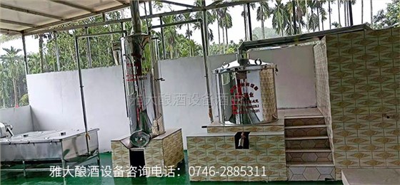 傳統(tǒng)木甑專業(yè)釀酒設(shè)備1天只能蒸100斤大米，白酒供不應求怎么辦？-06-雅大多功能釀酒設(shè)備安裝圖1