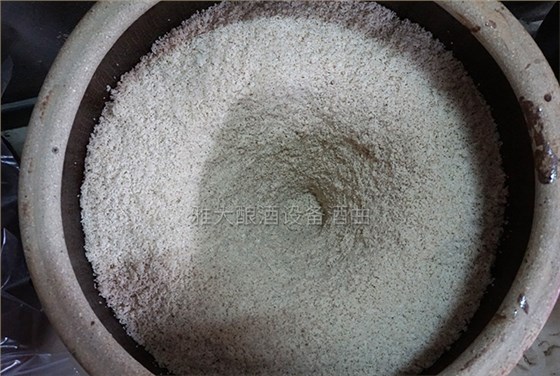 9步用專業(yè)釀酒設(shè)備做出傳統(tǒng)江西客家米酒，客家米酒傳統(tǒng)老工藝-05-入缸-發(fā)酵-挖一個(gè)洞