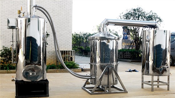 傳統(tǒng)老師傅釀酒15年，換上這款自動(dòng)倒料新工藝釀酒設(shè)備后-03-移動(dòng)式釀酒設(shè)備