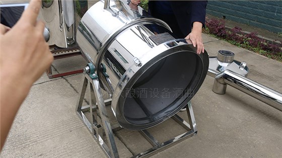 傳統(tǒng)老師傅釀酒15年，換上這款自動(dòng)倒料新工藝釀酒設(shè)備后-03移動(dòng)式釀酒設(shè)備2