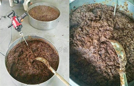 紅棗酒怎么做？用小型酒廠釀酒設(shè)備制作紅棗酒方法-03-紅棗酒釀酒-粉碎