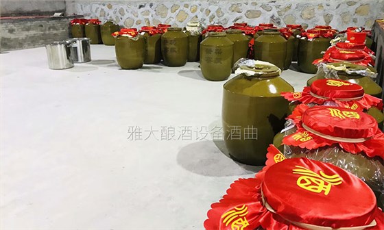12.23每個陶缸上都印有&ldquo;筆架窖藏&rdquo;的專屬標簽