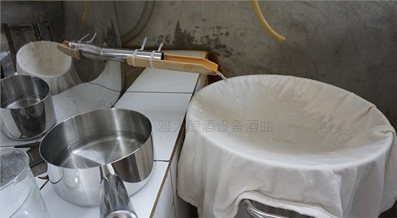 用多功能釀酒設(shè)備蒸酒時，水密封糟溢糟怎么辦？-06-出酒