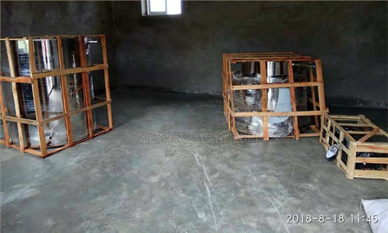 31-20年老師傅用雅大小型酒廠釀酒設(shè)備、地缸釀出&ldquo;干凈的酒&rdquo;1