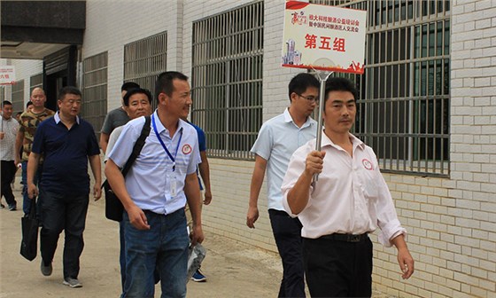 李軍借助雅大釀酒設(shè)備 1年內(nèi)就供不應(yīng)求 并成功拿到酒類生產(chǎn)許可證-04-李軍參加培訓(xùn)會參觀酒廠