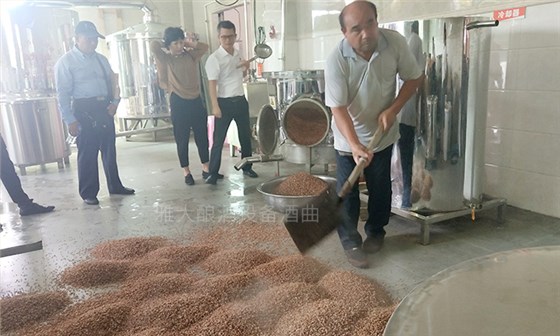 電加熱釀酒設(shè)備做酒，如何利用陳釀?wù){(diào)味酒增加白酒口感？-06-高粱釀酒實(shí)操2