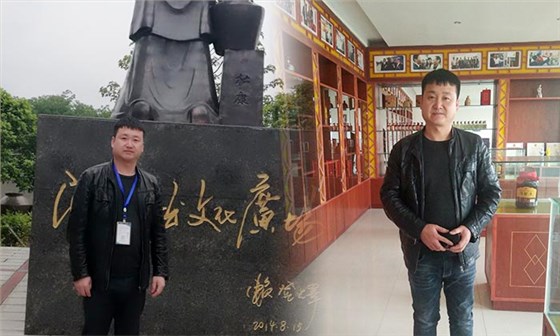 玉米價(jià)格持續(xù)走低，劉哥借助中型釀酒設(shè)備為村民謀一條致富路-02雅大文化廣場(chǎng)與酒展廳留影