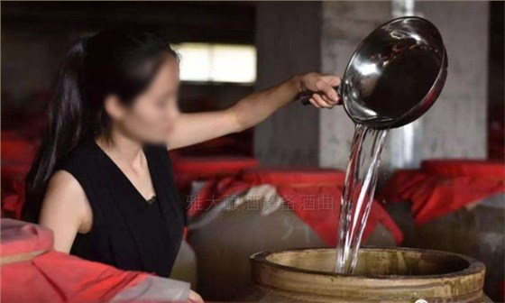 原來(lái)，用做酒設(shè)備蒸餾的酒尾還可以用作調(diào)味酒！-06-勾兌酒白酒倒酒