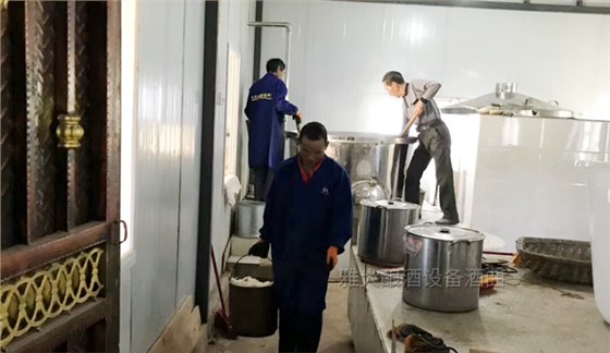 春節(jié)倒計時，做酒設備釀制的家宴純糧定制酒再升溫！-05-客戶在家釀酒操作