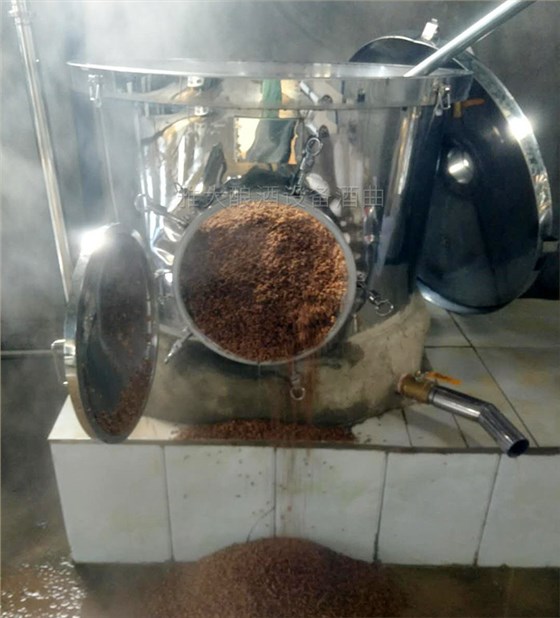 高粱釀酒設備哪家好？傳統(tǒng)土法高粱釀酒工藝被公開！-07側開口釀酒設備蒸糧-高粱