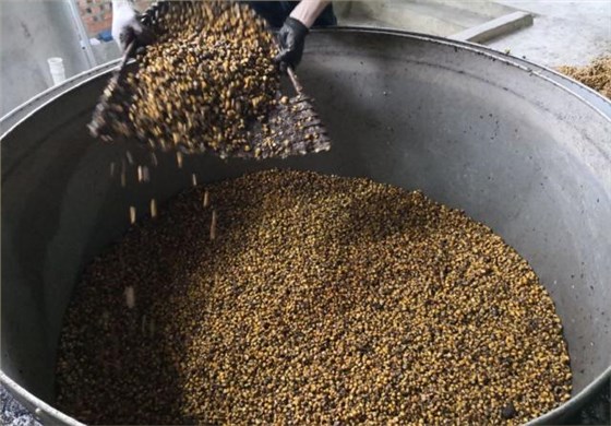 用中型釀酒設(shè)備蒸餾固態(tài)白酒，這樣蒸才能去苦增香&mdash;&mdash;裝甑-01