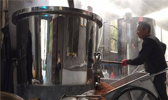 3釀酒老師傅側(cè)開(kāi)口釀酒設(shè)備釀酒