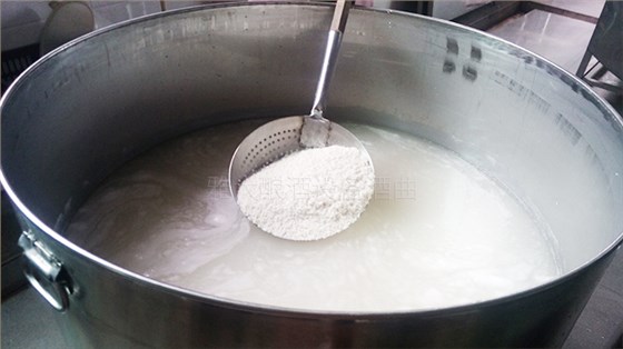 大米泡致無(wú)白芯即可用雅大多功能白酒釀酒設(shè)備蒸料