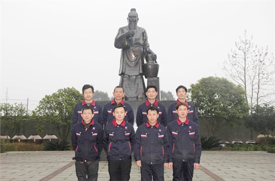 ▲雅大科技不銹鋼設(shè)備廠技師團隊合影