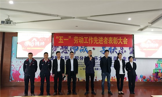 ▲獲獎(jiǎng)家人發(fā)表獲獎(jiǎng)感言分享工作心得