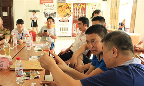 ▲雅大釀酒設(shè)備廠公益培訓(xùn)會現(xiàn)場，釀酒們在學(xué)習(xí)酒的勾調(diào)品評