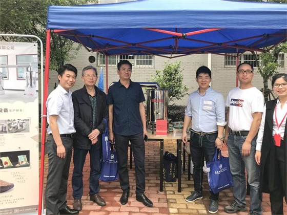 ▲各企業(yè)領(lǐng)導(dǎo)人來雅大展位親切交流