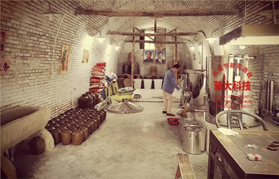 催總傳統(tǒng)釀酒設(shè)備車間一角