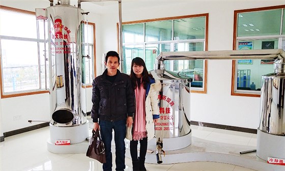 許總來(lái)雅大純糧釀酒設(shè)備廠考察時(shí)合影