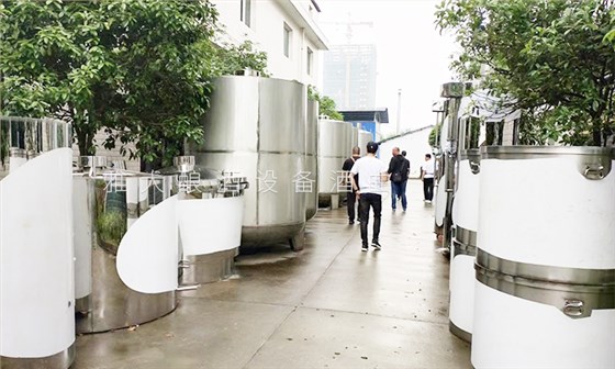 來(lái)雅大傳統(tǒng)釀酒設(shè)備廠家考察