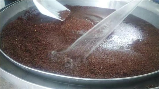 配糟時(shí)使用新鮮、無(wú)雜菌感染的酒糟