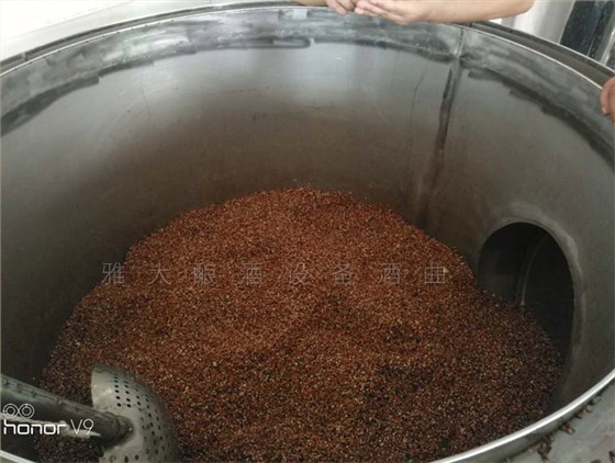 雅大側(cè)開口白酒釀造設備讓釀酒更輕松