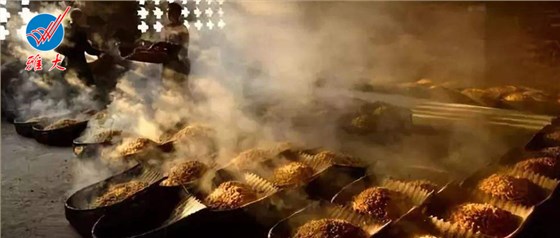 攤晾到適溫，拌酒曲發(fā)酵