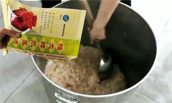 6-純實(shí)操！雅大大型釀酒設(shè)備釀酒師教泰國(guó)華裔制作龍眼酒2加酒曲