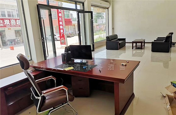 9.1-大地紅純糧酒業(yè)開(kāi)業(yè)當(dāng)天，用釀酒設(shè)備白酒做的酒都被銷(xiāo)售一空-酒坊開(kāi)業(yè)9