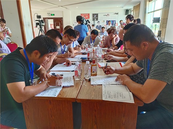 11.8山東類總：在家用小型燒酒設(shè)備做酒1年，不如來(lái)雅大學(xué)習(xí)3天